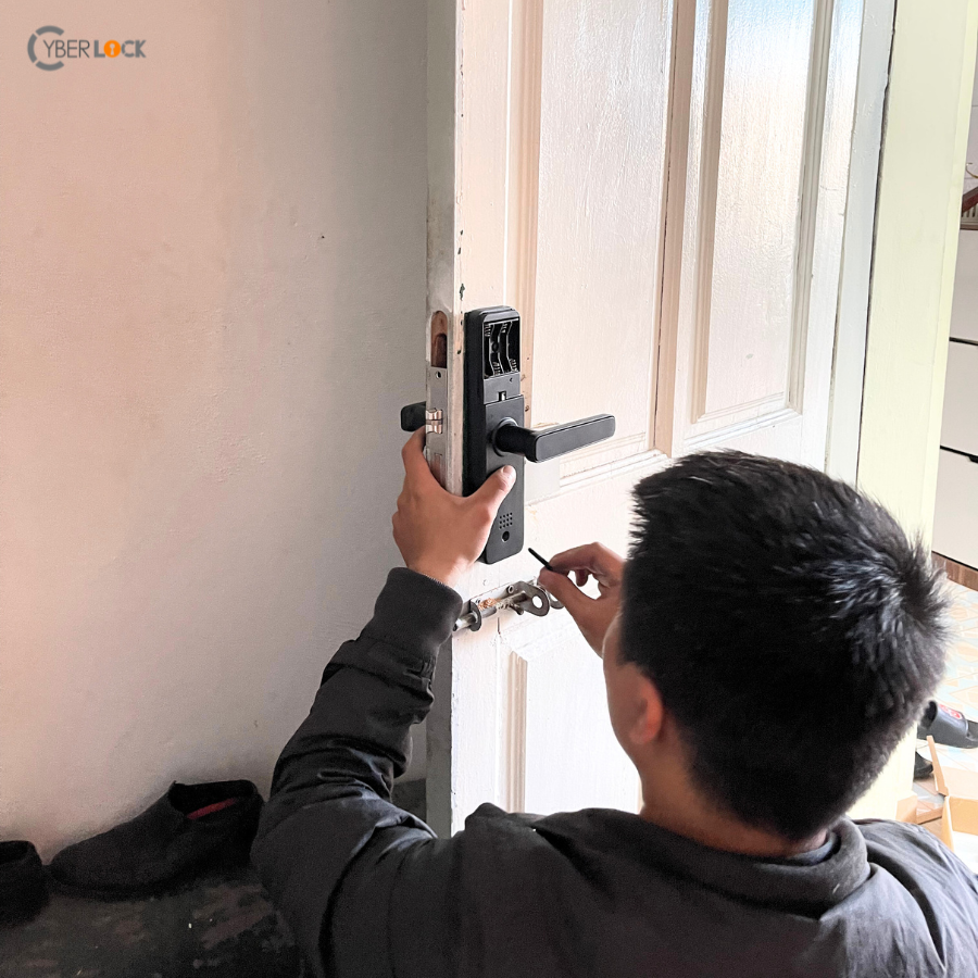 Khóa thông minh Cyber WTT85 còn hỗ trợ thẻ từ thông minh
