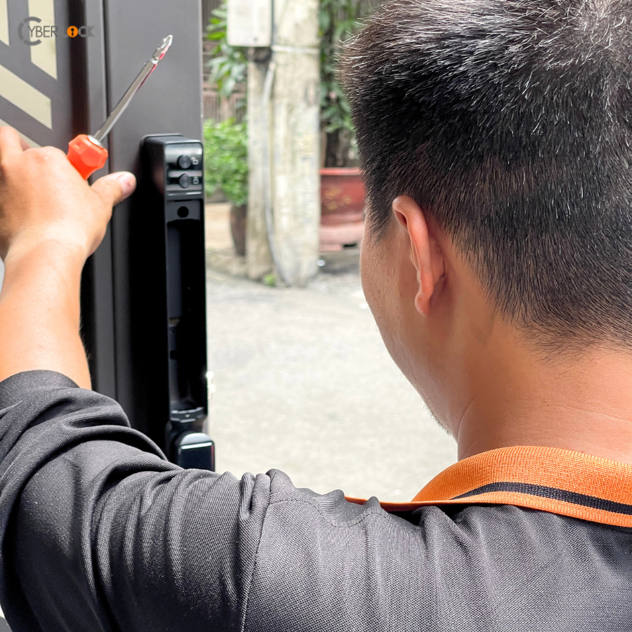 Thay pin khoá nếu cần thiết
