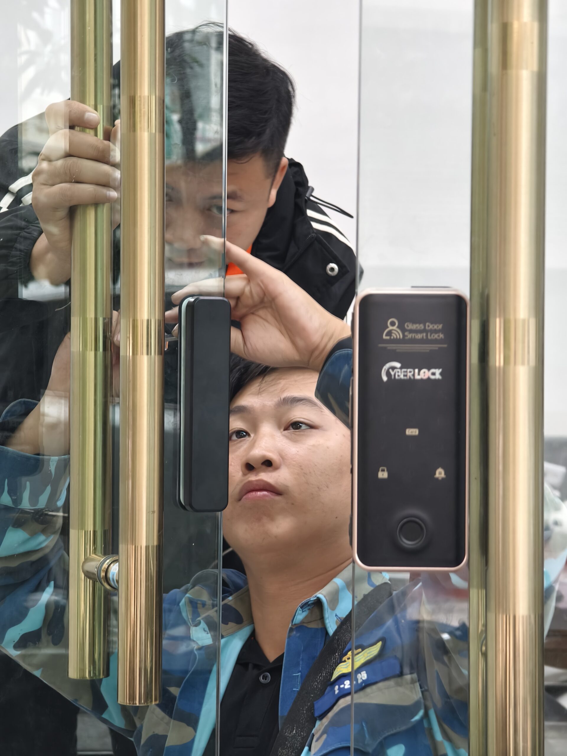 Kỹ thuật viên Cyberlock tỉ mỉ thi công lắp đặt khoá điện tử