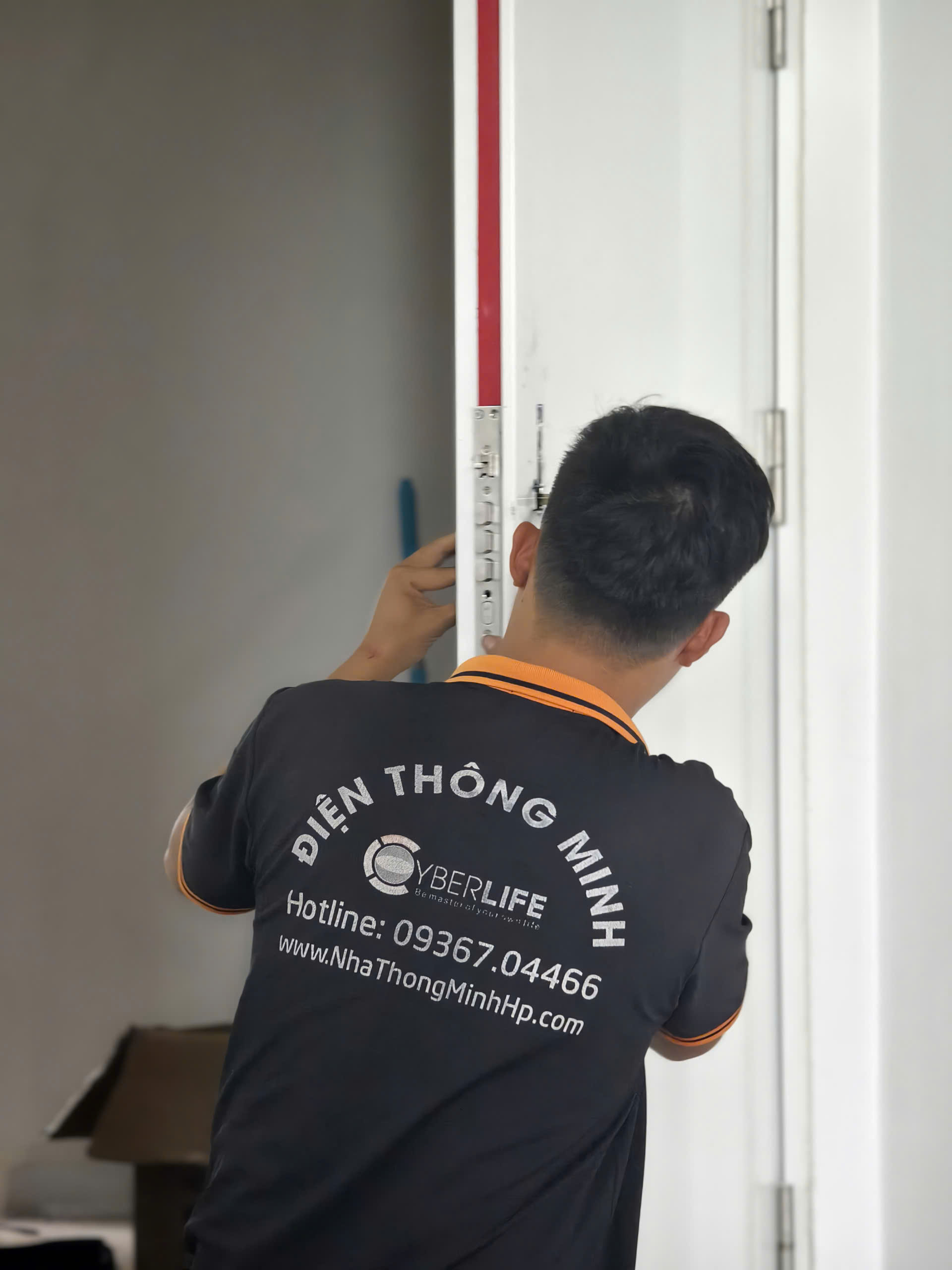 Kỹ thuật viên Cyberlock hiệu chỉnh vị trí lắp khoá thông minh
